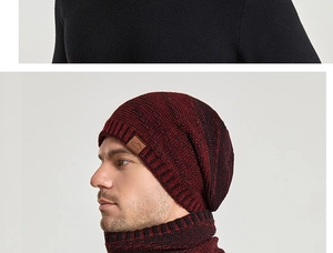 Détail d'un ensemble bonnet et écharpe en tricot rouge et noir avec patch cuir