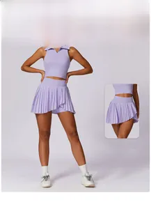 Nahaufnahme von lila Polo-Sportoberteil und Falten-Tennisrock-Set an einem Model