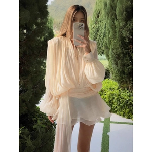 Robe courte plissée abricot pour femme avec col en V, manches bouffantes et volants