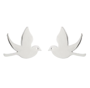 Makroaufnahme polierter Vogel-Ohrstecker in Silber mit minimalistischen Flügel-Details