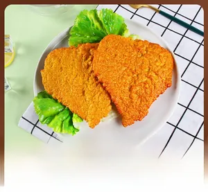 Modello realistico di cotoletta di pollo fritto con lattuga su un piatto in ceramica bianca