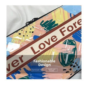 Détail du sac graffiti étanche avec bandoulière Forever Love et zip métallique
