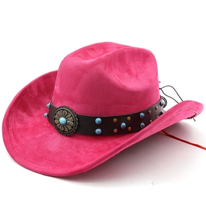Détail du chapeau de cowboy en daim magenta avec clous turquoise et boucle rétro