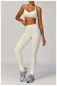 Détail de l'ensemble de yoga crème sans couture avec legging taille haute et brassière