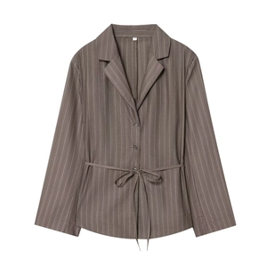Costume rayé marron pour femme avec épaulettes et ceinture présenté à plat sur fond blanc