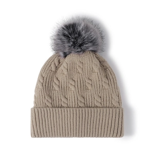 Dicke Strickmütze für Damen in Khaki mit Zopfmuster und flauschigem Kunstpelz-Bommel