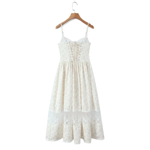 Détail du design lacé au dos d'une robe mi-longue fleurie avec finitions en dentelle