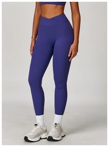 Détail du legging de yoga violet à taille haute avec design de ceinture croisée en V