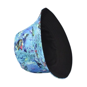 Détail du bob réversible avec imprimé marin bleu et face intérieure noire