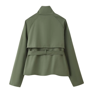 Vue arrière du trench-coat croisé vert armée avec ceinture et bavolet de protection