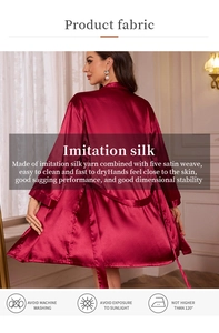 Vue détaillée du tissu satiné bordeaux du peignoir avec une finition soie lisse