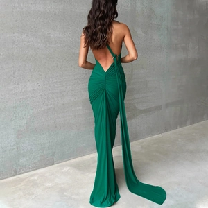 Détail d'une robe de soirée dos nu émeraude avec anneau métallique et plissée