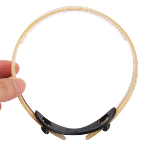 Serre-tête en acétate ambré avec dents fines, design flexible présenté à la main