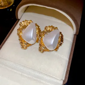 Boucles d'oreilles vintage en perles triangulaires avec monture dorée texturée et plissée