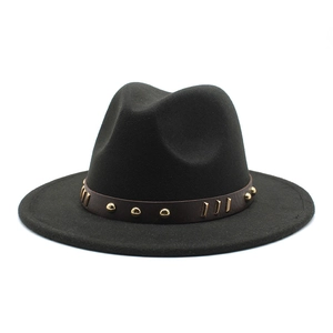 Cappello fedora in lana nera con fascia in pelle e borchie dorate su sfondo bianco