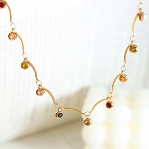 Collier chaîne maille vague plaqué or 18K avec pendentifs en zircons colorés