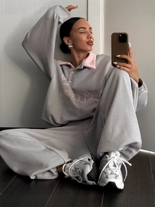 Ensemble de détente deux pièces gris avec col contrasté rose et broderie lettrée