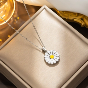 Elegante silberne Titanstahl-Gänseblümchen-Halskette mit weißem und gelbem Emaille-Anhänger
