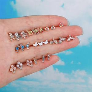 Détails d'un lot de boucles d'oreilles en or 18 carats avec ours et motifs colorés
