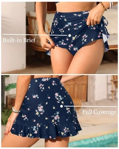 Détail d'une jupe de bain fleurie à taille haute avec slip intégré et couverture totale