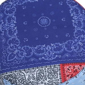 Détail de l'imprimé paisley et des coutures de qualité sur un chapeau bob de soleil