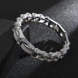 Dettaglio del bracciale a catena da moto in acciaio inox argento con maglia e rivetti
