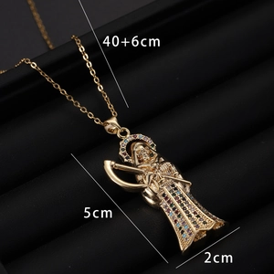 Vue détaillée des dimensions du pendentif Santa Muerte doré avec pierres colorées