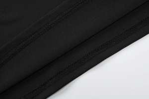 Detailansicht der hochwertigen Doppelnadel-Nähte am Saum eines schwarzen Slim-Fit T-Shirts