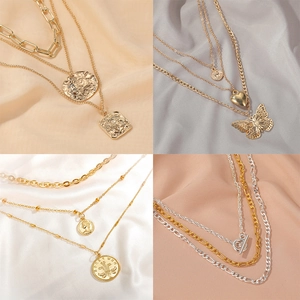 Juego de collares de varias capas dorados con colgantes de mariposa y corazón