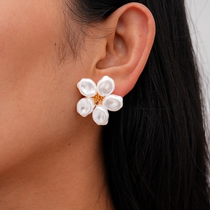 Elegant 10-piece set of pearl and diamond flower stud earrings with vintage floral design