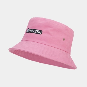 Détail de la broderie Awesome et des œillets sur ce bob en coton rose