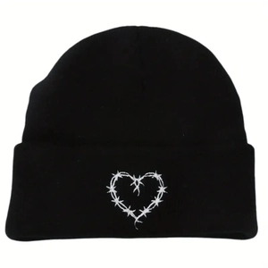 Vue détaillée du bonnet en maille noire avec broderie blanche de cœur en fil de fer barbelé