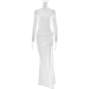 Détail d'une robe maxi blanche à col montant avec fente latérale et fleur à la taille