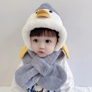 Set invernale con cappello e sciarpa a pinguino in morbida pelliccia per neonati