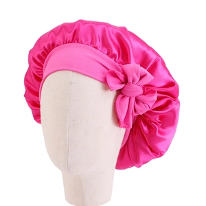 Cuffia da notte in raso rosso rosa per neonati con grande fiocco decorativo