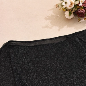 Détail du tissu en maille noire avec fibres métalliques argentées pour haut chic