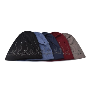 Cinq couleurs de bonnets en coton tricoté avec des motifs paisley en strass étincelants