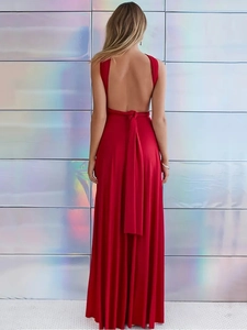 Elegante vestido largo rojo con espalda descubierta y cuello halter visto por detrás