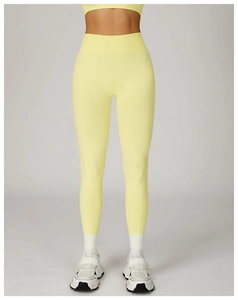 Vue détaillée de la taille haute côtelée sans couture du legging de yoga jaune