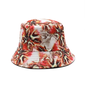 Cappello da pescatore tropicale con stampa floreale astratta rossa e marrone su fondo bianco