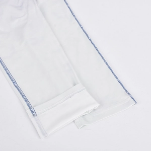 Détail de couture bleue contrastée sur un pantalon de sport blanc à séchage rapide