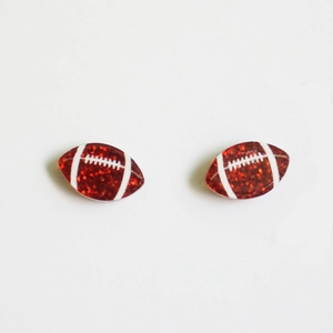 Détail de boucles d'oreilles football américain rouge foncé pailleté et coutures