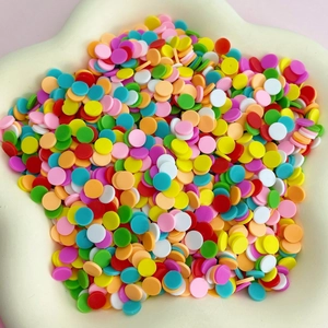 Gros plan de tranches rondes en pâte polymère colorée pour slime et loisirs créatifs