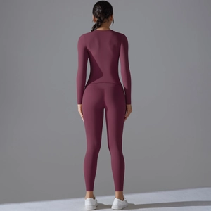 Vue arrière d'un ensemble de yoga bordeaux taille haute avec coupe de compression de sport