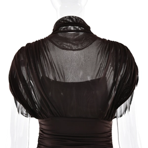 Détail du dos en tulle drapé et col montant sur une robe moulante marron foncé élégante
