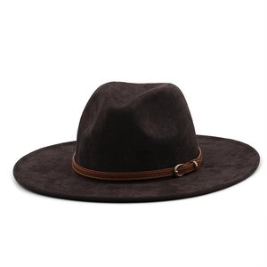Chapeau de cowboy marron foncé à large bord avec ceinture en cuir et boucle dorée