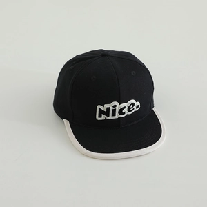 Détail de la casquette noire pour enfants en toile avec liseré blanc et broderie