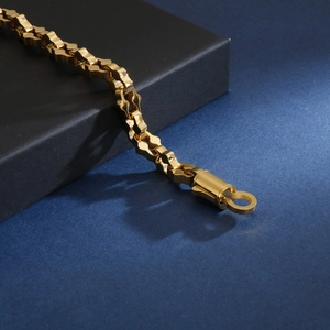 Détail d'un bracelet gourmette punk plaqué or 18K avec fermoir cylindrique solide