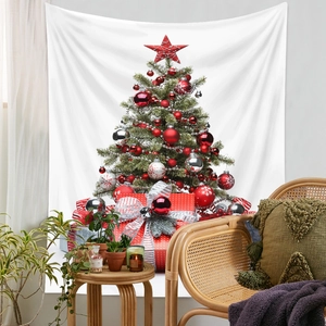 Dettaglio di un arazzo con albero di Natale appeso in un accogliente soggiorno boho
