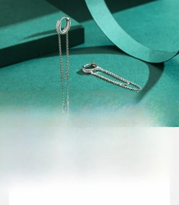 Détail de boucles d'oreilles en argent 925 avec zircons 5A et longues chaînettes